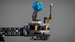 Lego Technic Planeta Ziemia i Księżyc na orbicie 42179