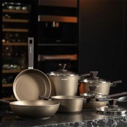 Patelnia Aston Florina 24 cm IND. by Mateusz Gessler (Szampan, Powłoka Non-Stick, Uchwyt Czarny)